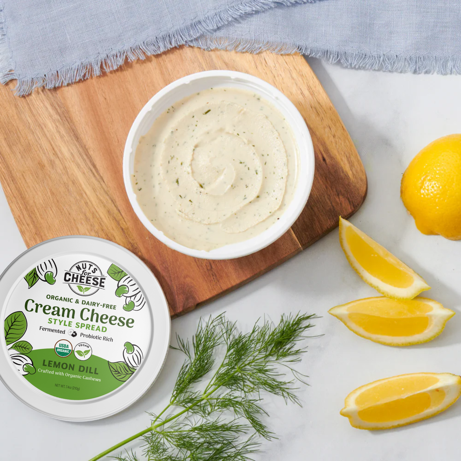 Nuts For Cheese Fromage à la crème sur une planche à découper en bois.