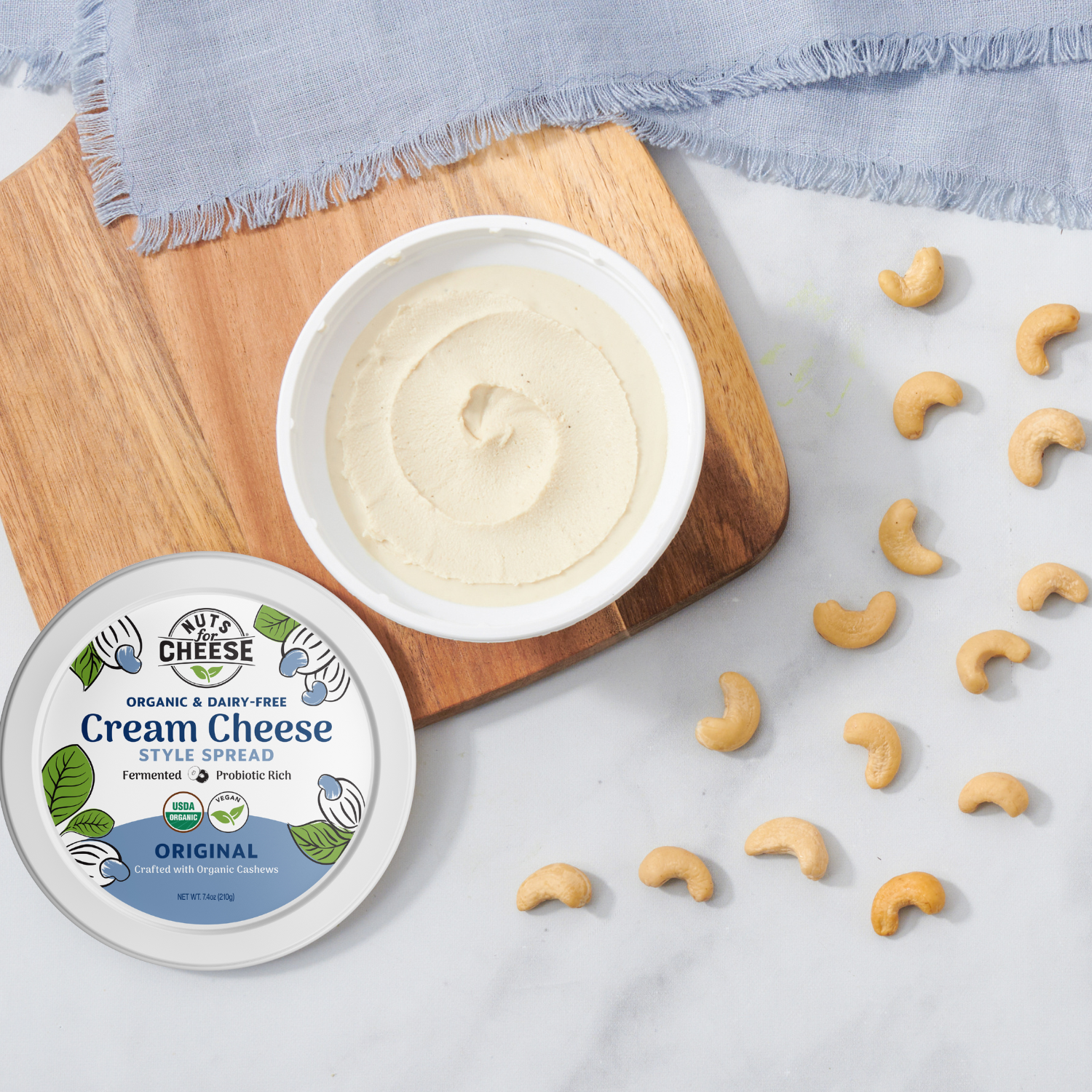 Nuts For Cheese original Fromage à la crème sur planche en bois.